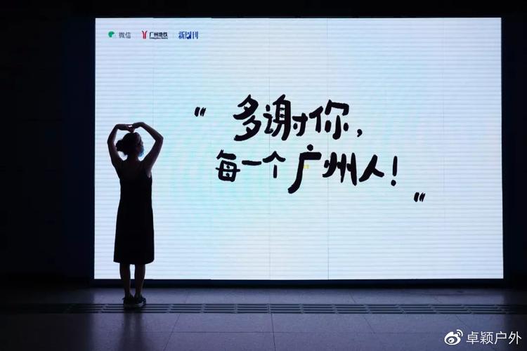 的公益户外广告,记录下许多动人的抗疫瞬间,以日常且接地气的口头语
